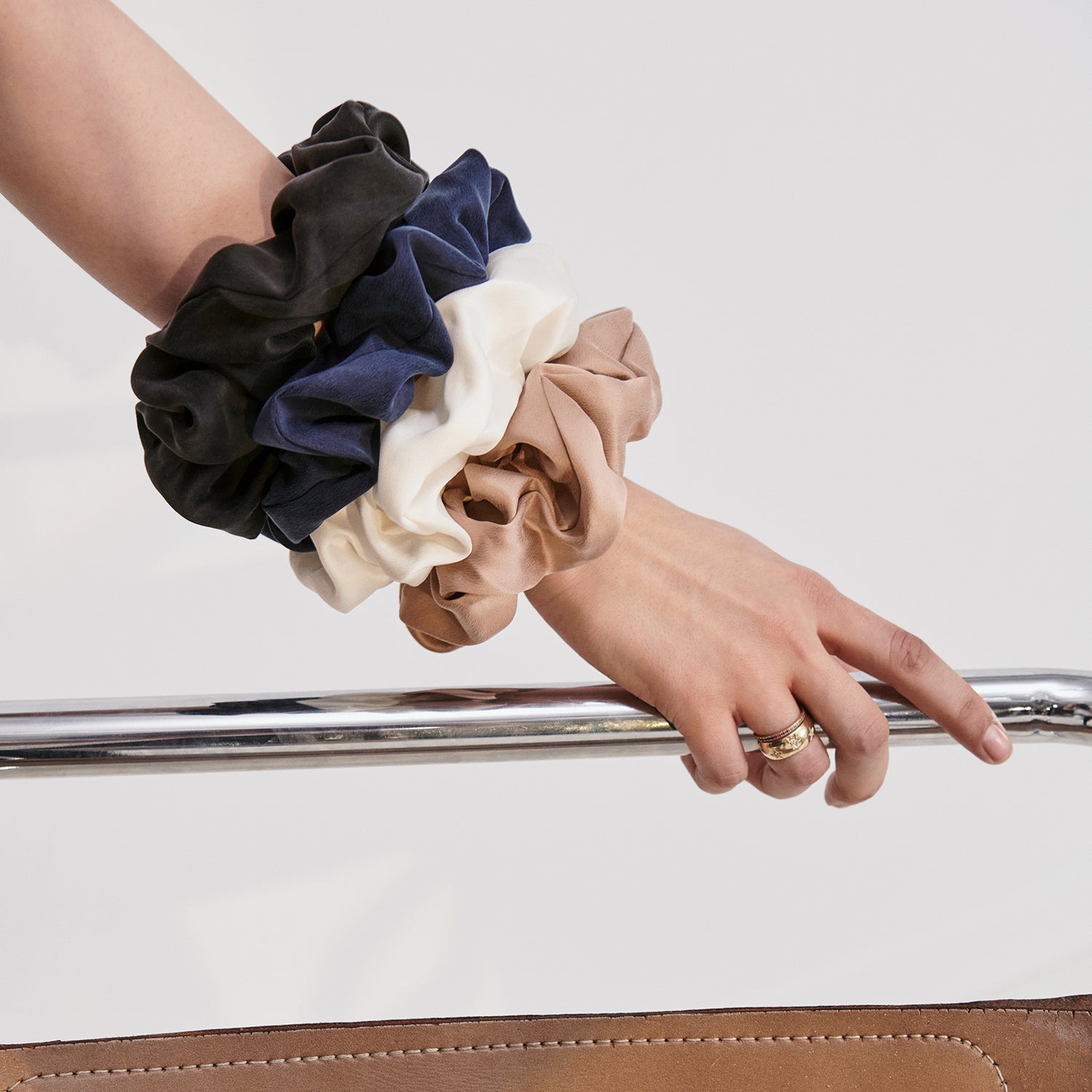 Lunya Mulberry Silk Scrunchie - OLIVIA PAISLEY 